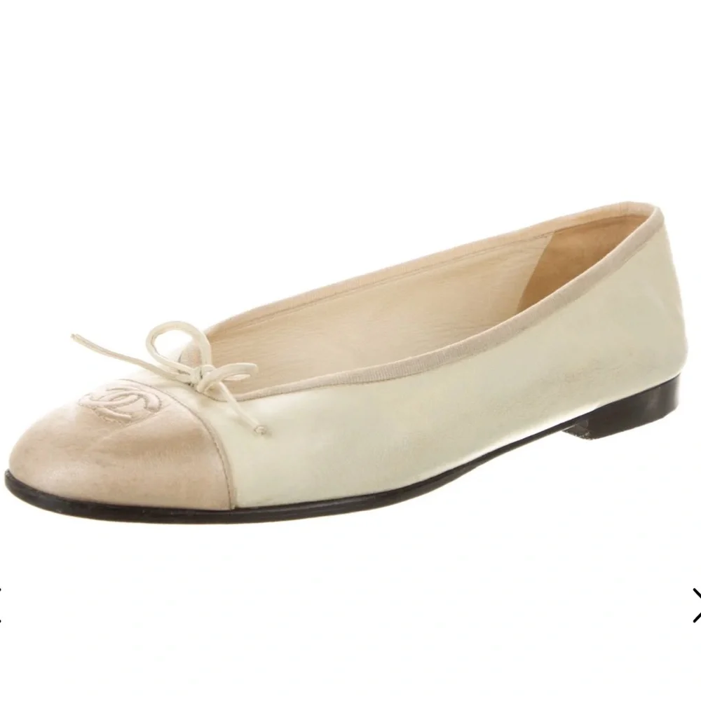 CHANEL Interlocking CC Logo Leather Ballet Flats - Picture 2 of 6